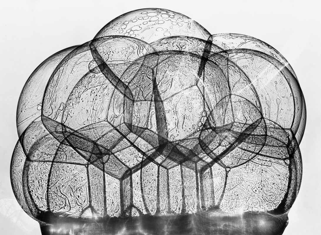 Frei Otto. Studie naar de 3 dimensionale structuur van zeepbellen. frei-klein
